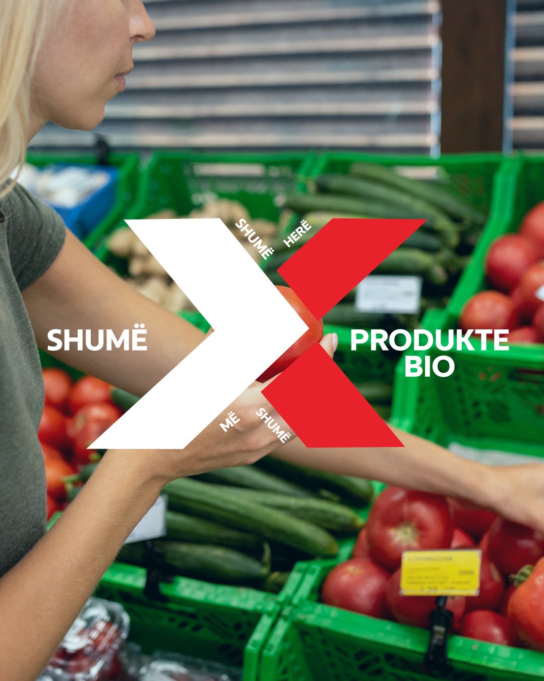 Fruta dhe perime të freskëta, që duken si të sapo mbledhura nga kopshti.